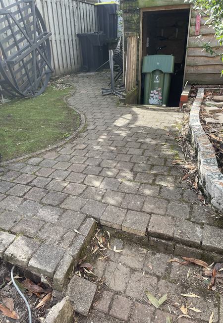 Achtertuin vóór de werkzaamheden: oud, bochtig pad en gazon