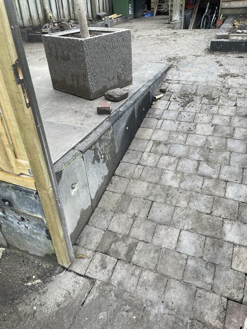 Keerwand tussen terras en klinkerbestrating