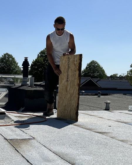 Mick Mendes Brito aan het werk op een dak
